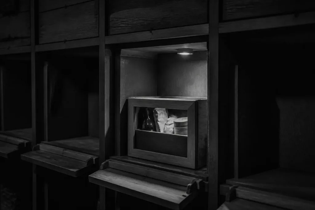 Una piccola cassa in una nicchia di legno del magazzino
